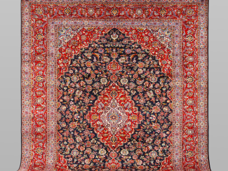 A Kashan carpet, signerad, ca 385 x 305 cm