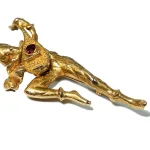 A MID-CENTURY FIGURAL TROUBADOUR VINTAGE BROOCH  2