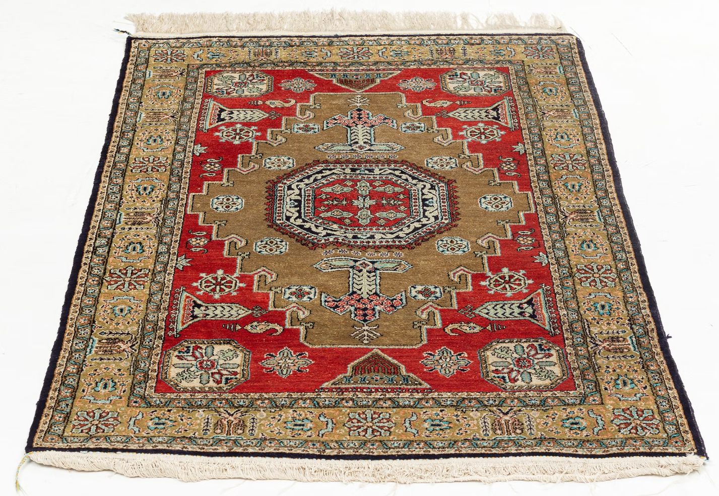 A-rug-silk-Quum-ca-121-x-76-cm.-3.png-filenameUTF-8A20rug2C20silk20Quum2C20ca2012120x207620cm.20-203.png