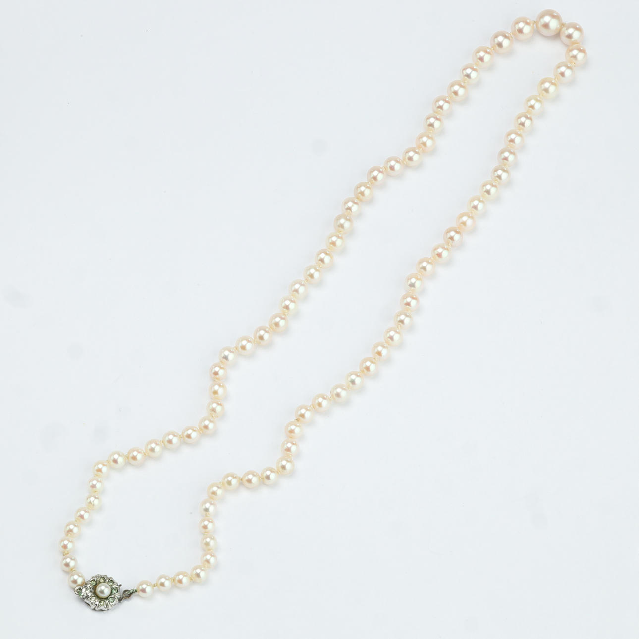 NECKLACE-saltwater-pearls-silver-clasp-4.jpg-filenameUTF-8NECKLACE2C20saltwater20pearls2C20silver20clasp204.jpg