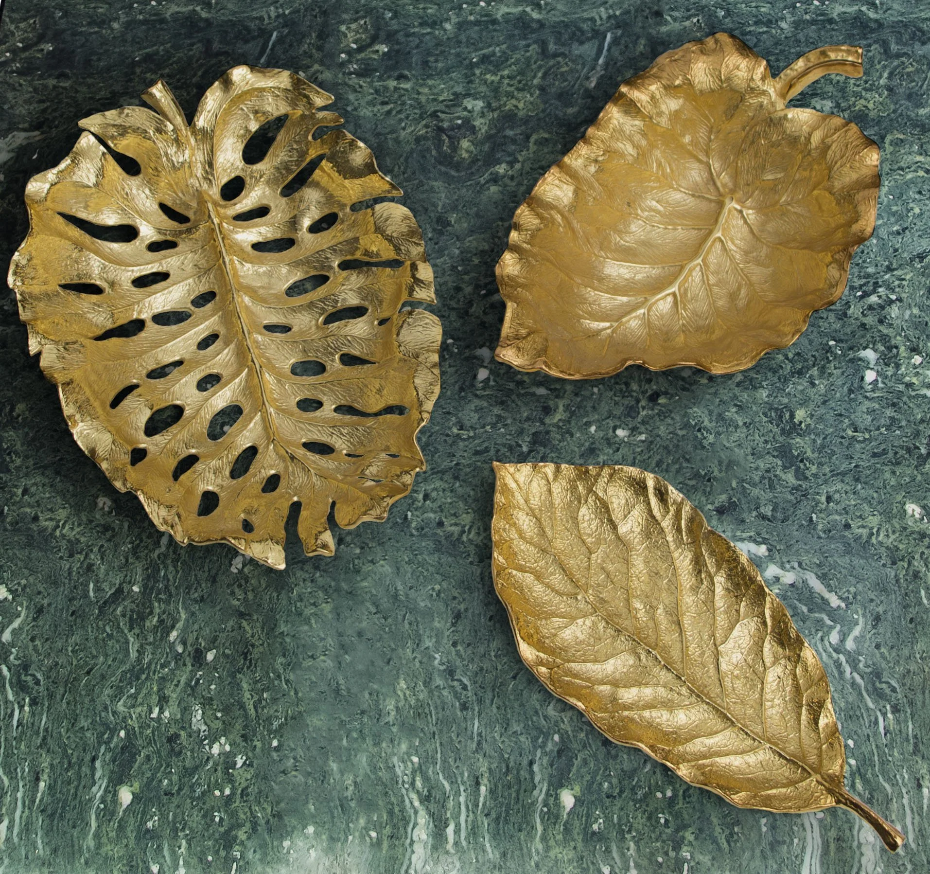 michael-aram-new-leaves-monstera-centerpiece-513451.webp-filenameUTF-8michael-aram-new-leaves-monstera-centerpiece-513451.webp.webp
